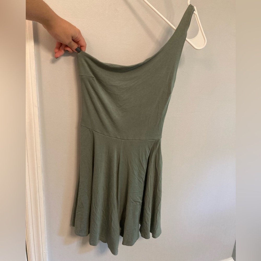 Lulu’s Sunny Soiree Dark Sage Green One-Shoulder Tie-Front Romper sz M - Picture 3 of 6